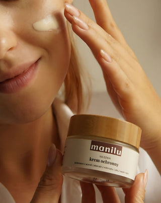 Beschermende dagcrème met sheaboter, vitamine C en frambozenzaadolie van Manilu. - 4
