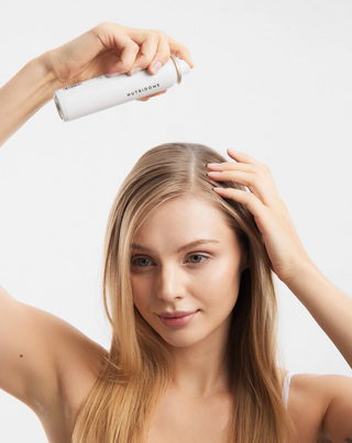 Een droogshampoo van Nutridome voor alle haartypes die de frisheid herstelt en volume toevoegt - 2