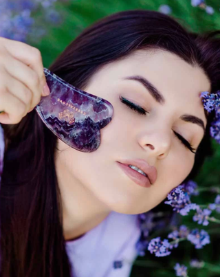 Gezichtsmassage steen Gua Sha van amethist, de steen van harmonie en ontspanning, Crystallove